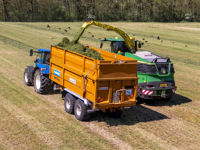 SW Hire Richard Western SF16HS silage trailer and new Holland Tractor