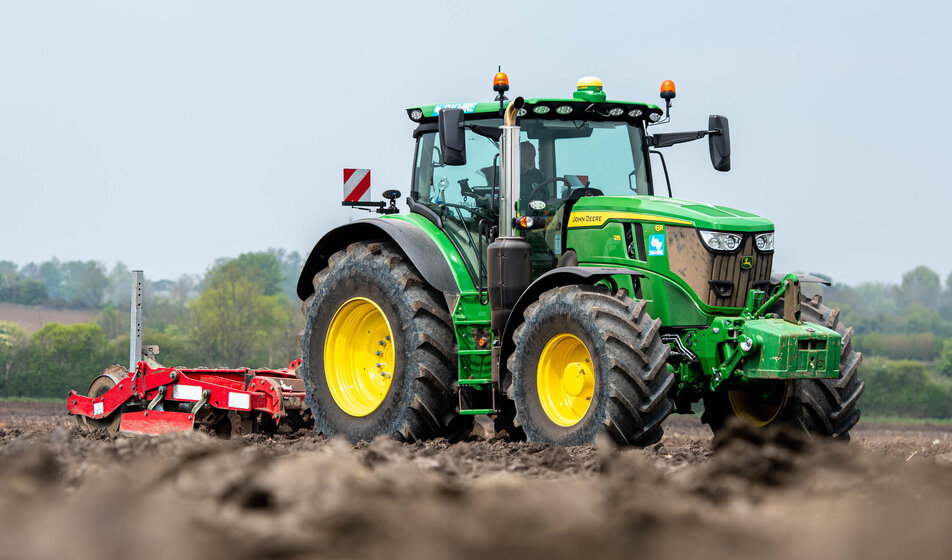 John Deere 6R215 subsoiling