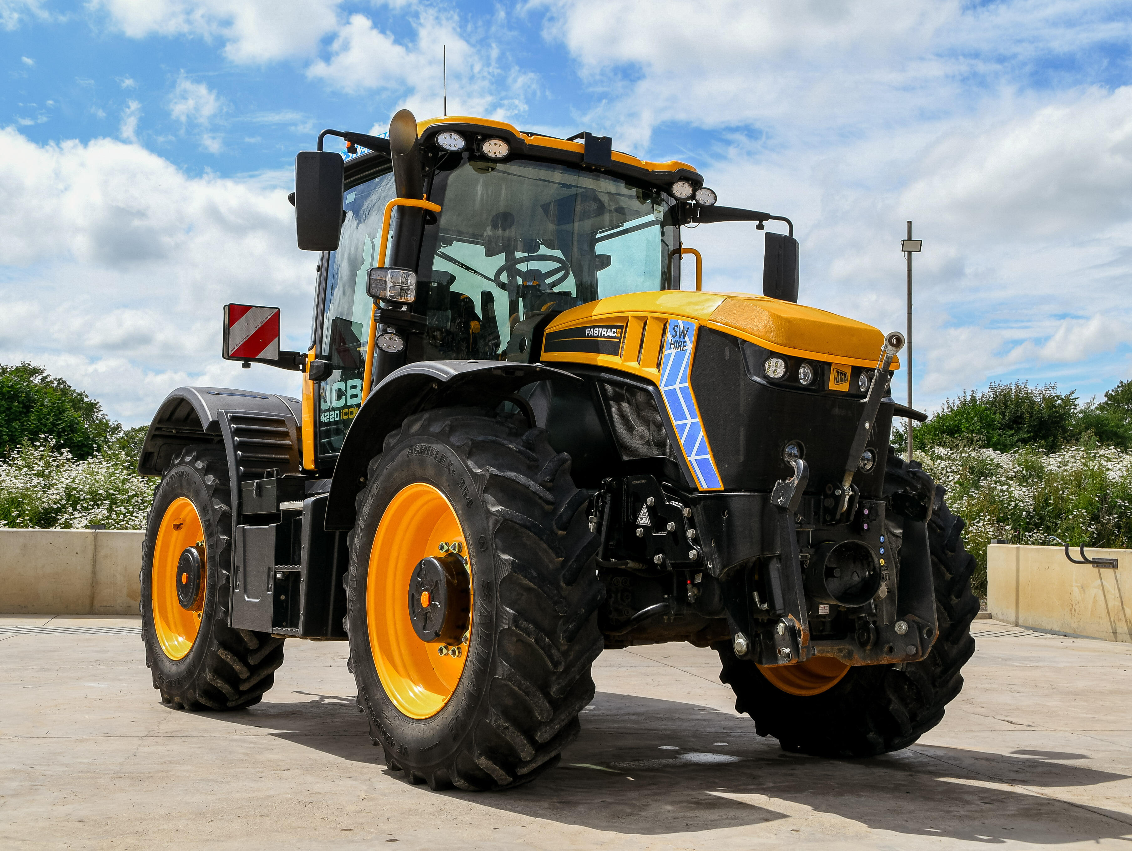 JCB 4220 iCON Fastrac with row crop wheels on a wash bay