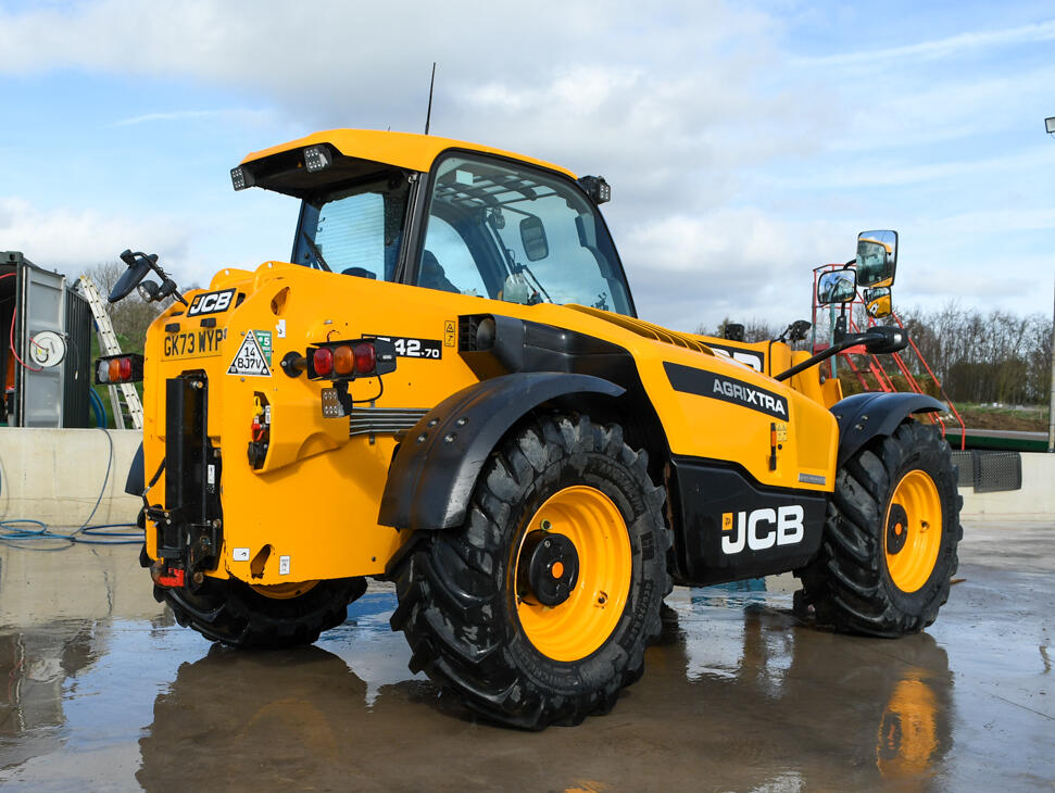 542-70 Agri Xtra Telehandler on a washbay