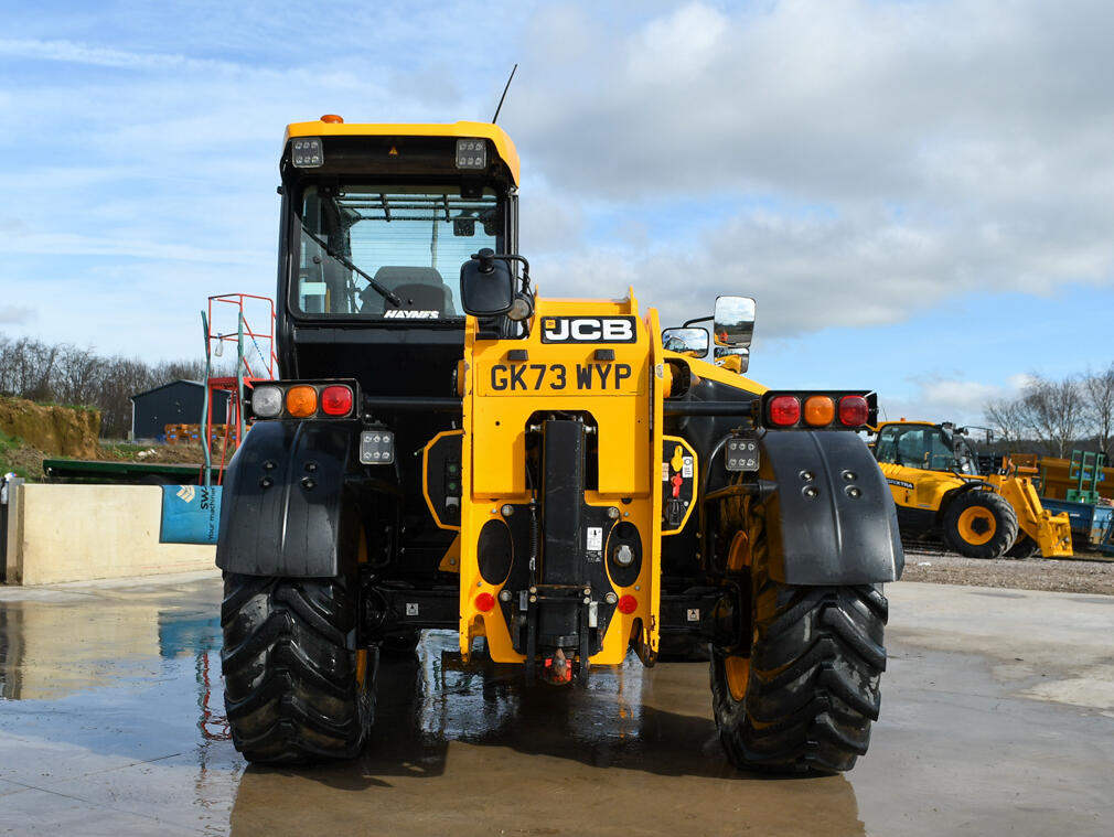 542-70 Agri Xtra Telehandler on a washbay