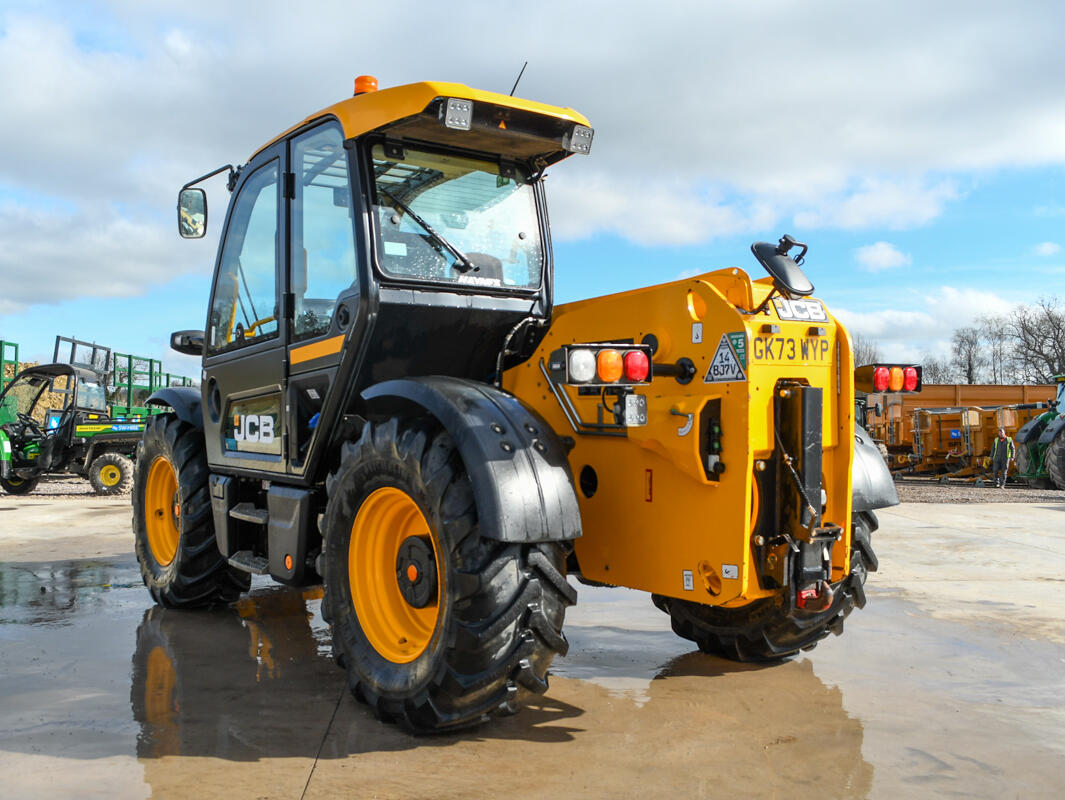 542-70 Agri Xtra Telehandler on a washbay