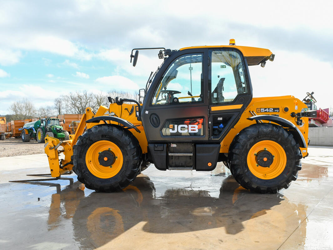 542-70 Agri Xtra Telehandler on a washbay