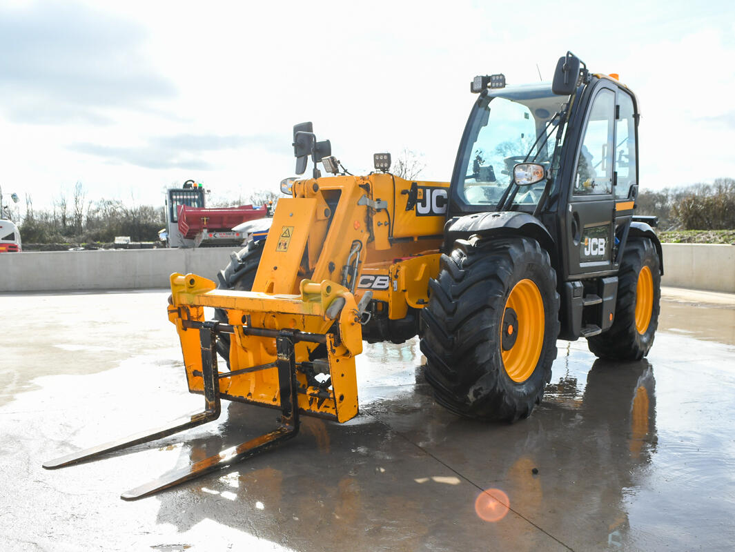 542-70 Agri Xtra Telehandler on a washbay