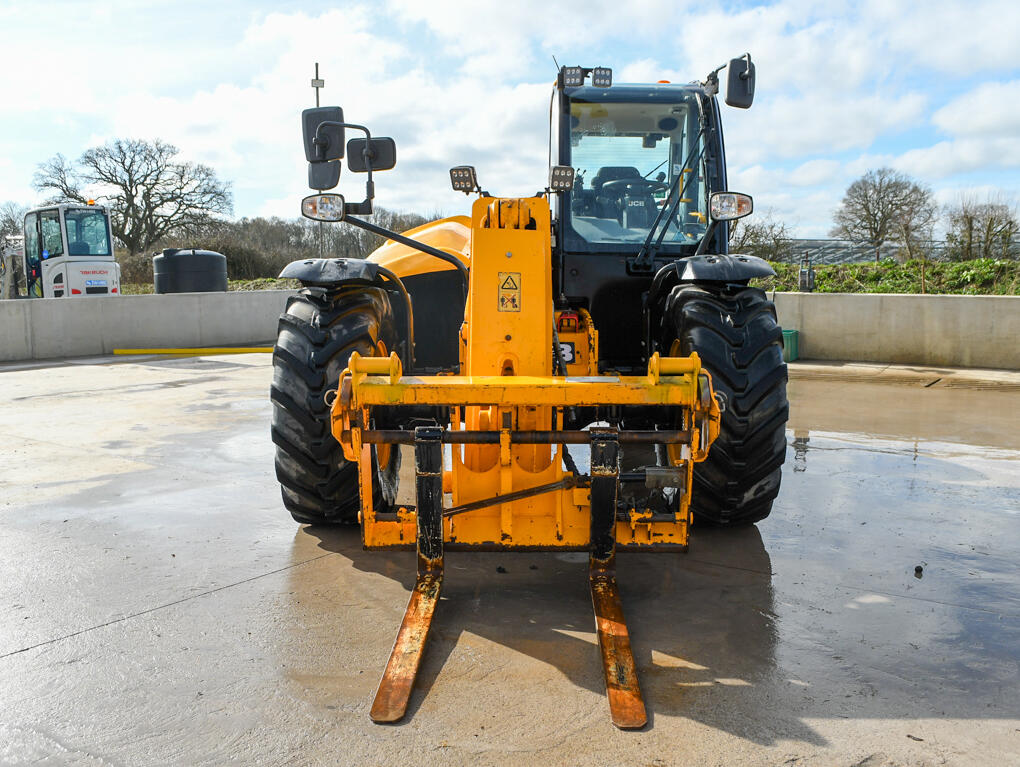 542-70 Agri Xtra Telehandler on a washbay