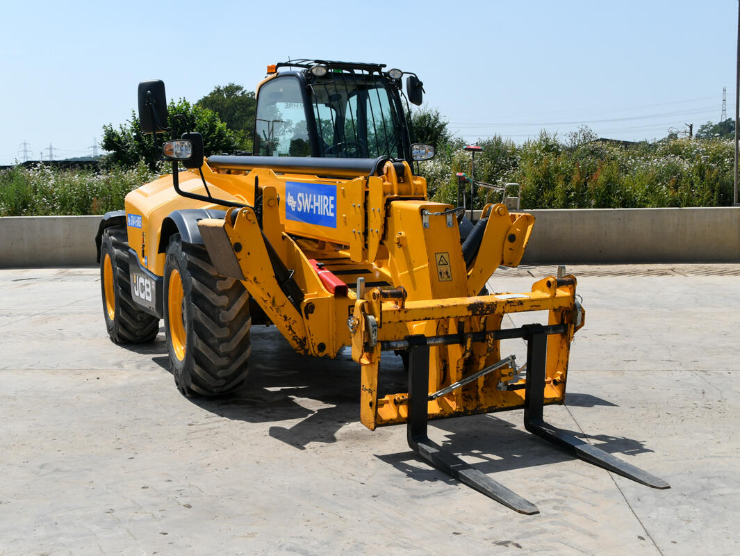 2021 JCB 540-140 Hi Viz on a wash bay