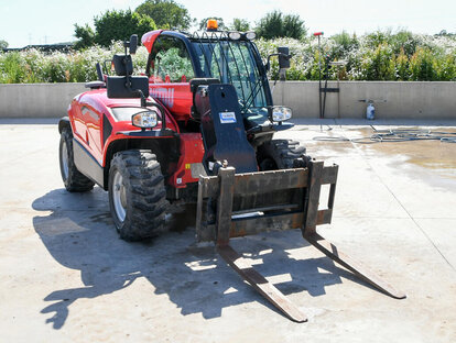 MT625 Manitou telehandler on a wash bay