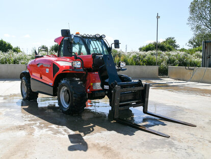 MT625 Manitou telehandler on a wash bay
