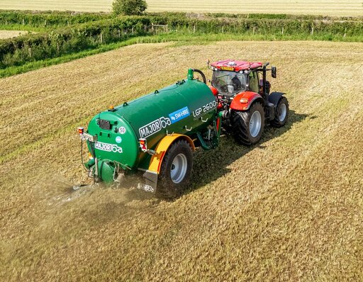 Major LGP2600 and Case tractor spreading with splash plate