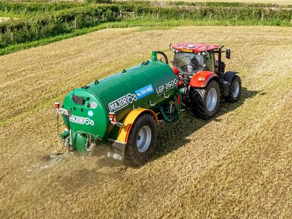 Major LGP2600 and Case tractor spreading with splash plate