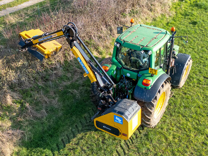 McConnel PA6567T and John Deere Tractor hedgecutting