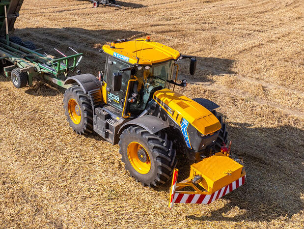 JCB 4220 iCON Fastrac stacking straw on bale chaser
