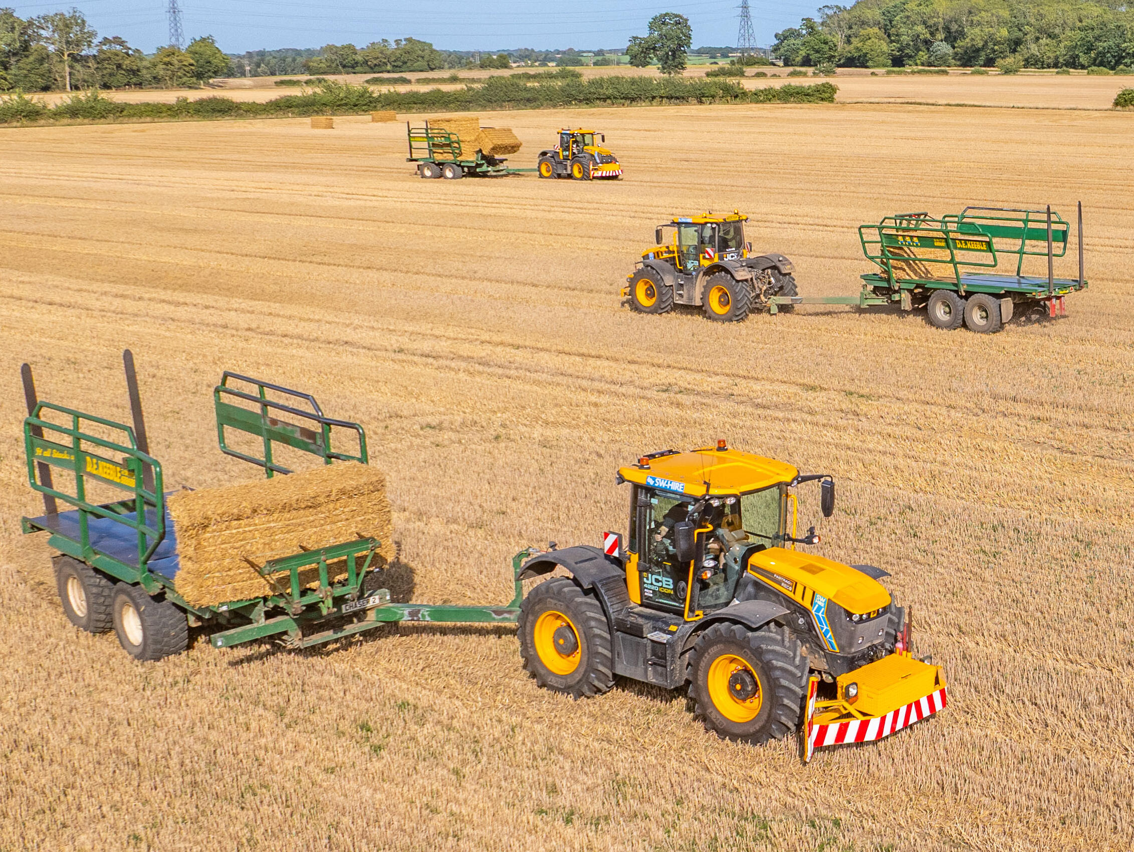JCB 4220 iCON Fastrac stacking straw on bale chaser