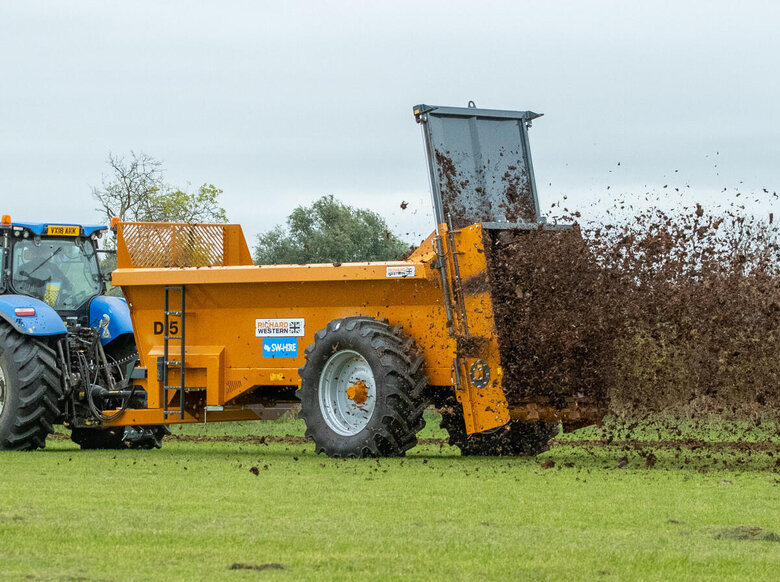 richard western d15 muckspreader in field