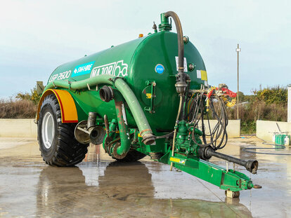 LGP2600 Major Tanker with loading arm