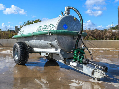 Major 1700 Galvanised Tanker on a washbay