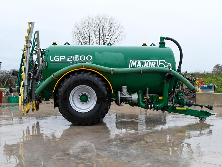 Major LPG2600 Tanker with dribble bar and loading arm