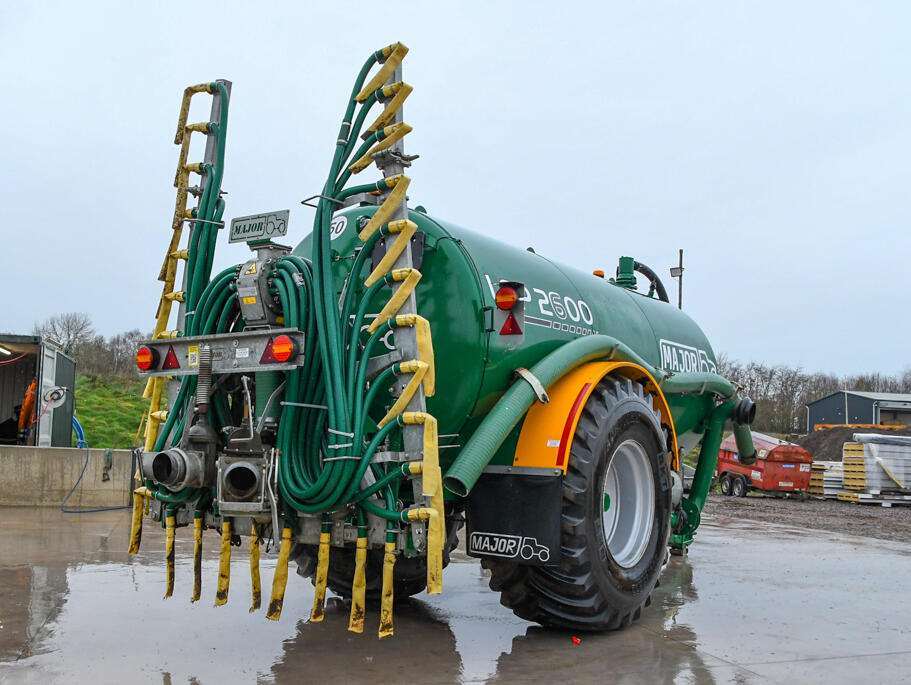 Major LPG2600 Tanker with dribble bar and loading arm