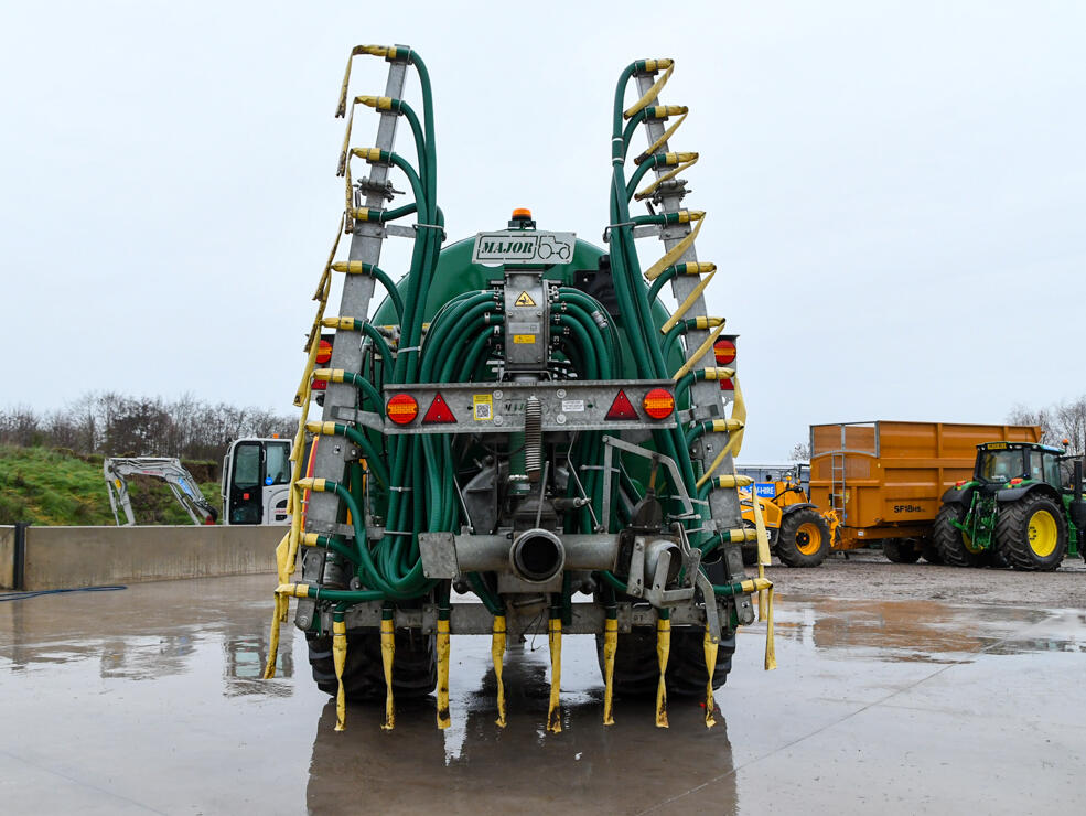 Major LPG2600 Tanker with dribble bar and loading arm