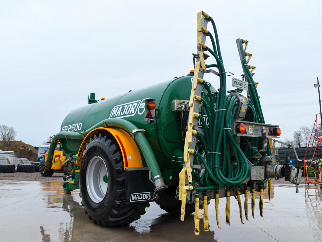 Major LPG2600 Tanker with dribble bar and loading arm