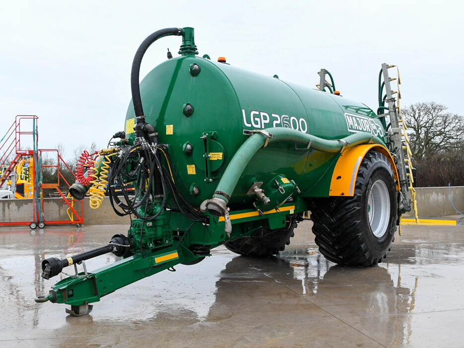 Major LPG2600 Tanker with dribble bar and loading arm