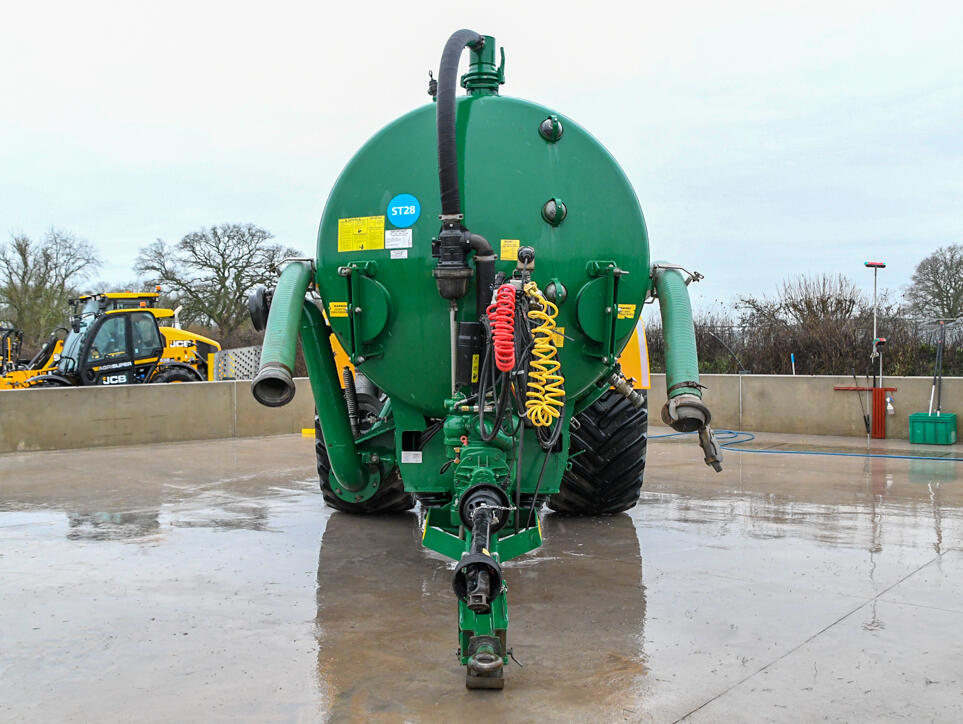 Major LPG2600 Tanker with dribble bar and loading arm