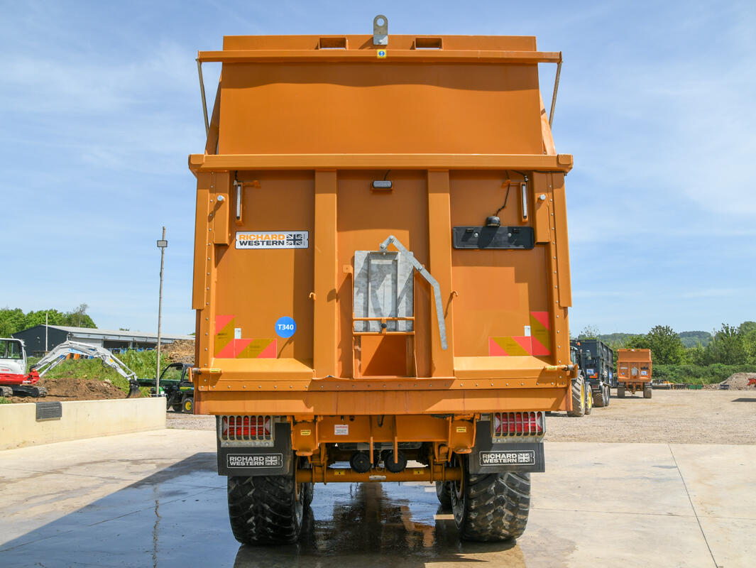 Richard Western SF18HS Silage trailer on a wash bay
