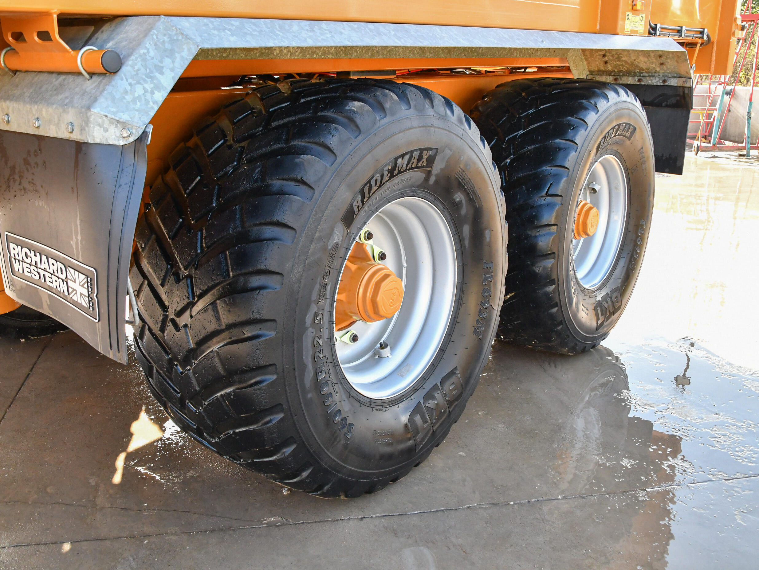 SF18HS Richard Western Grain Trailer on a concrete pad