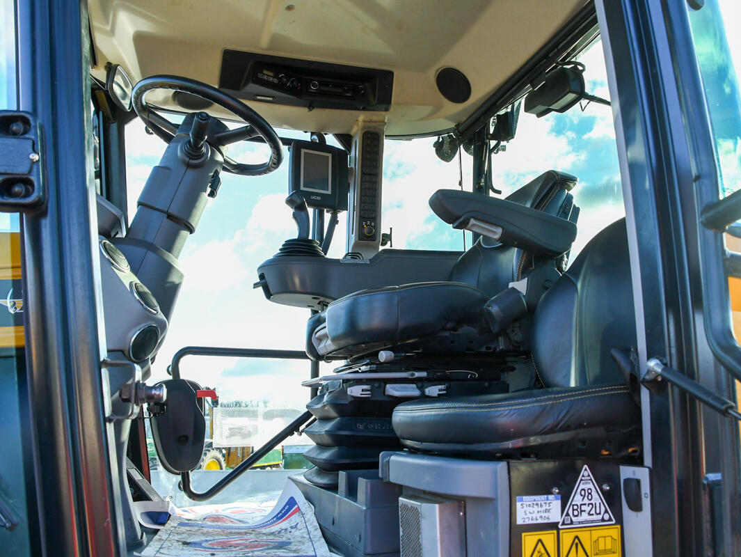2022 JCB 4220 Fastrac Tractor Interior