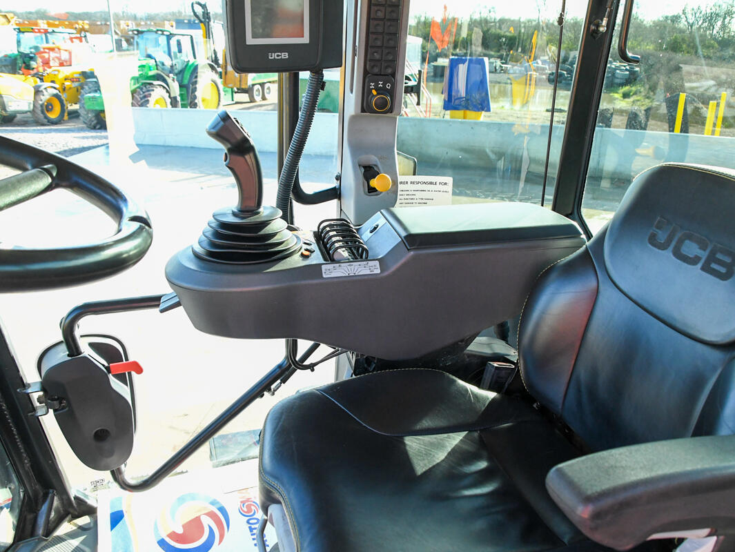 2022 JCB 4220 Fastrac Tractor Interior