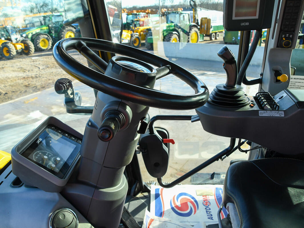 2022 JCB 4220 Fastrac Tractor Interior