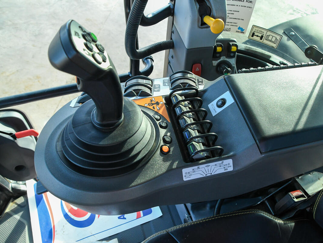 2022 JCB 4220 Fastrac Tractor Interior