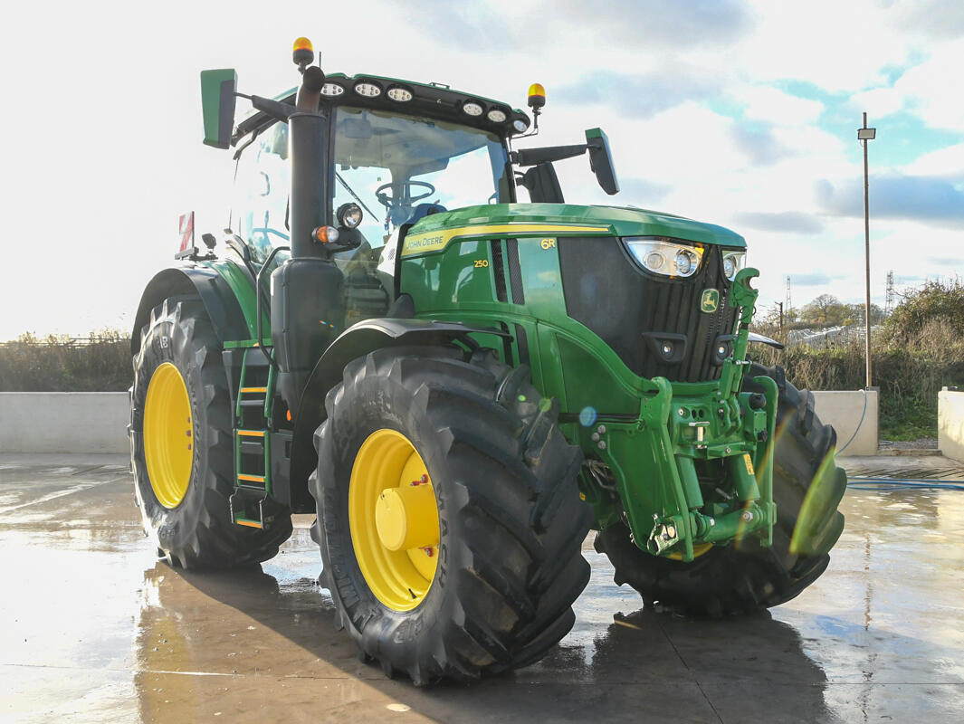 John Deere 6R250
