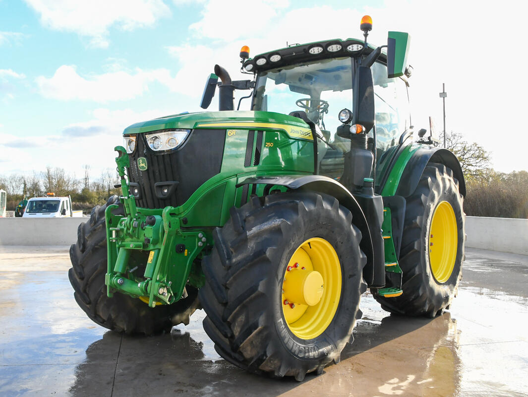 John Deere 6R250