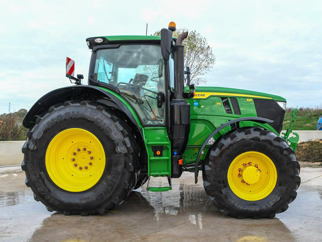 John Deere 6R215