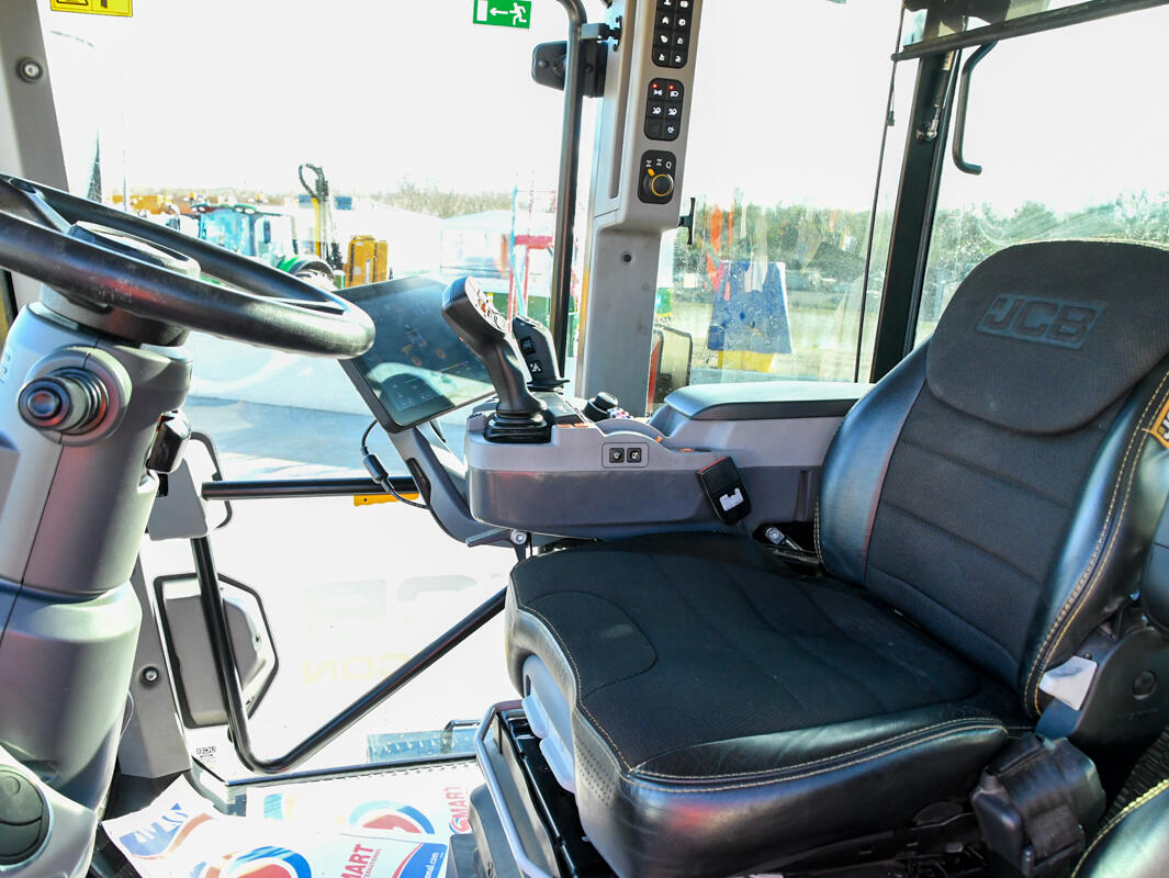 JCB 4220 iCON Tractor