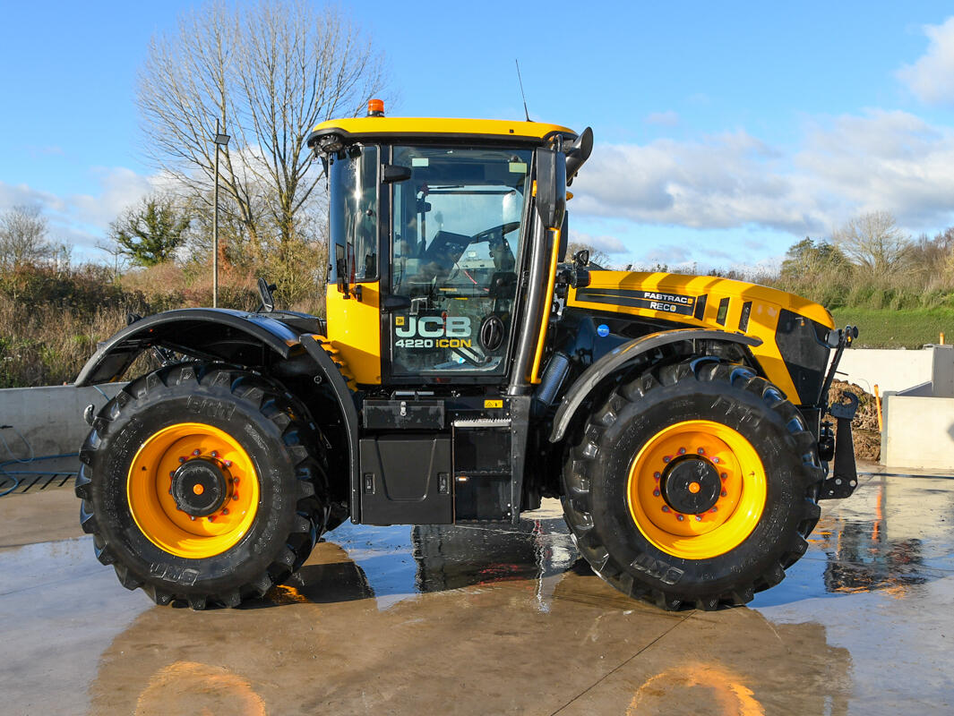JCB 4220 iCON Tractor
