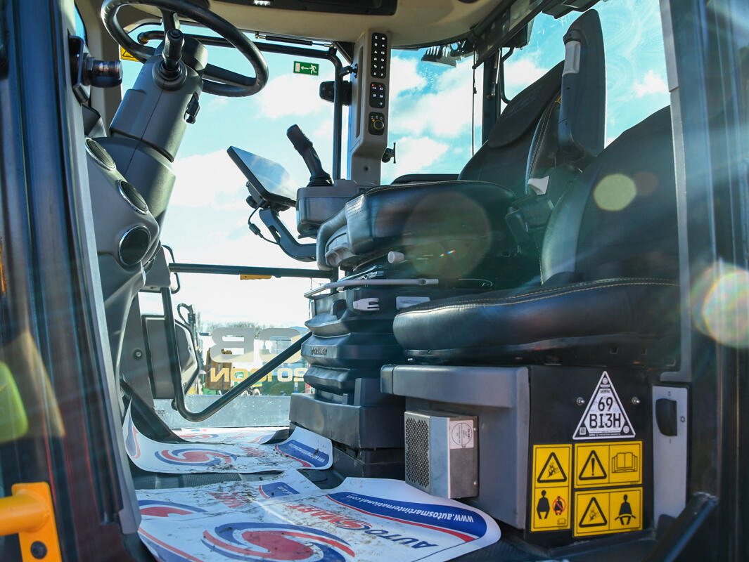 JCB 4220 iCON Tractor