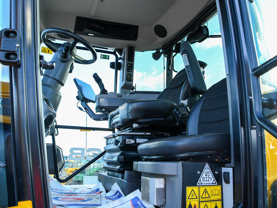 2023 JCB 4220iCON Fastrac