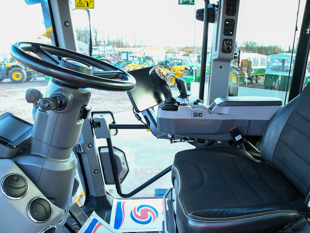 2023 JCB 4220iCON Fastrac