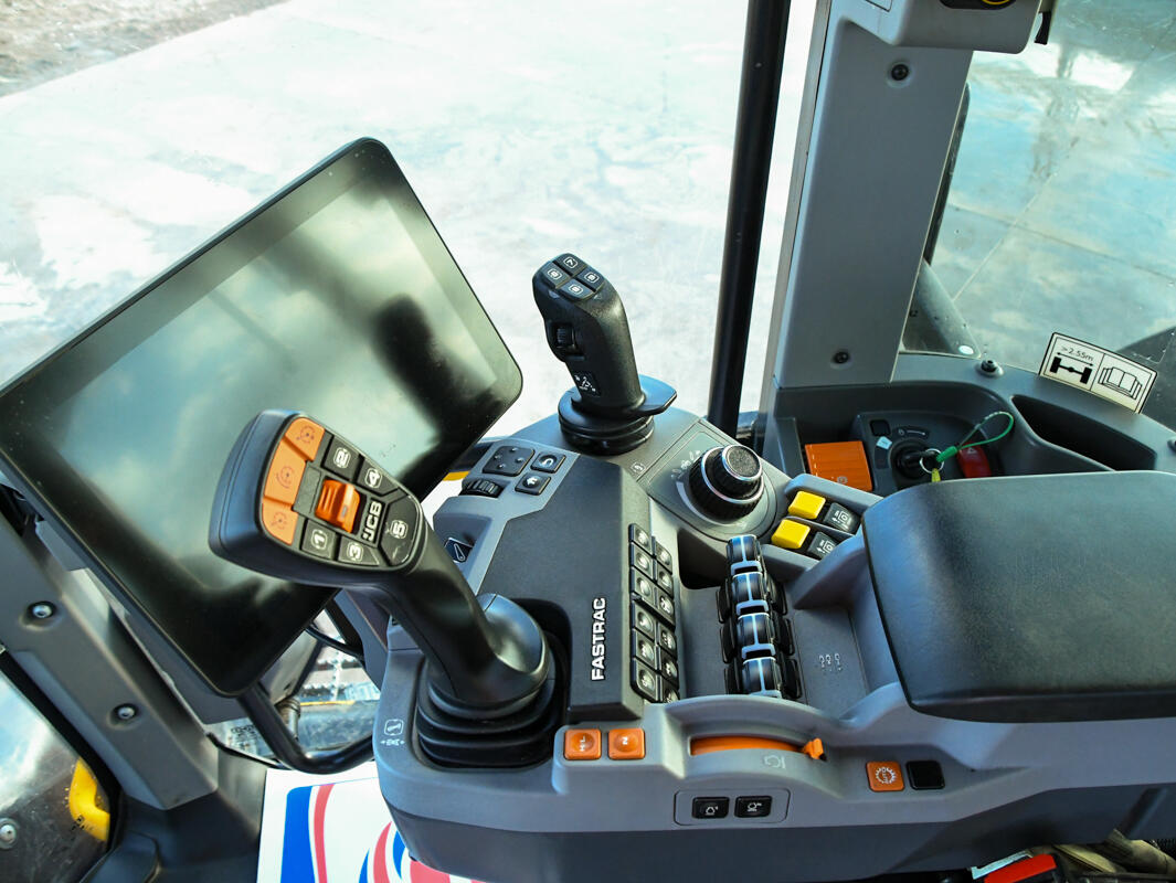 2023 JCB 4220iCON Fastrac