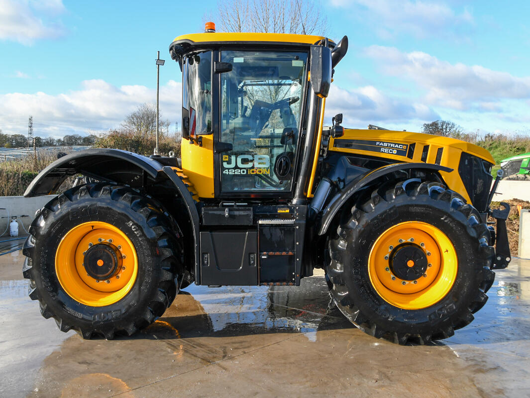 2023 JCB 4220iCON Fastrac