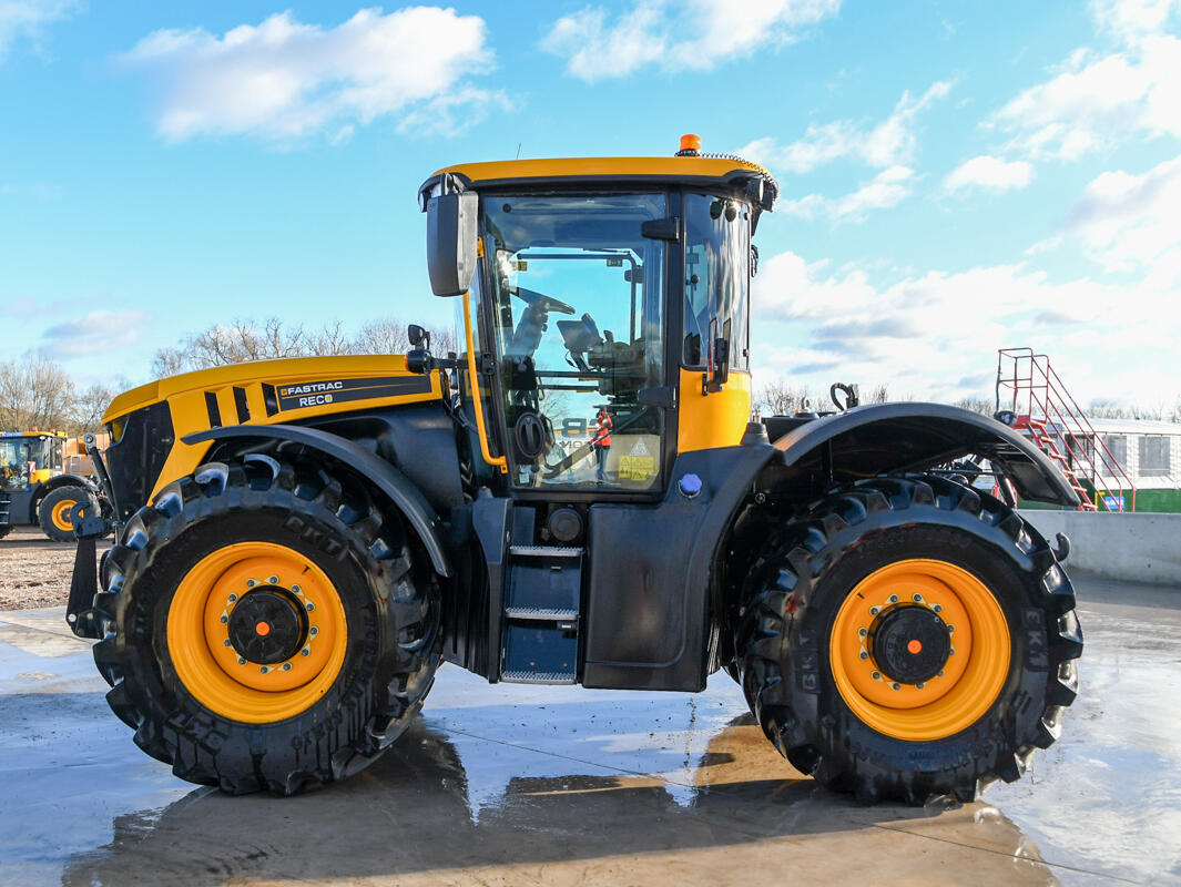 2023 JCB 4220iCON Fastrac
