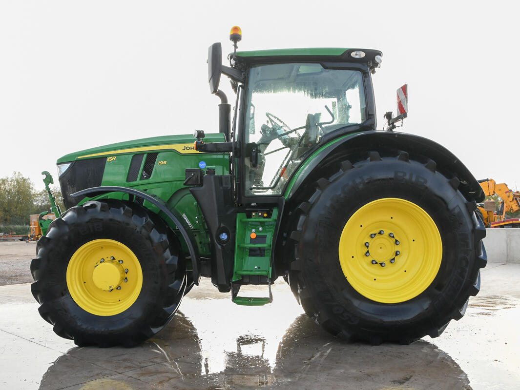 John Deere 6R195