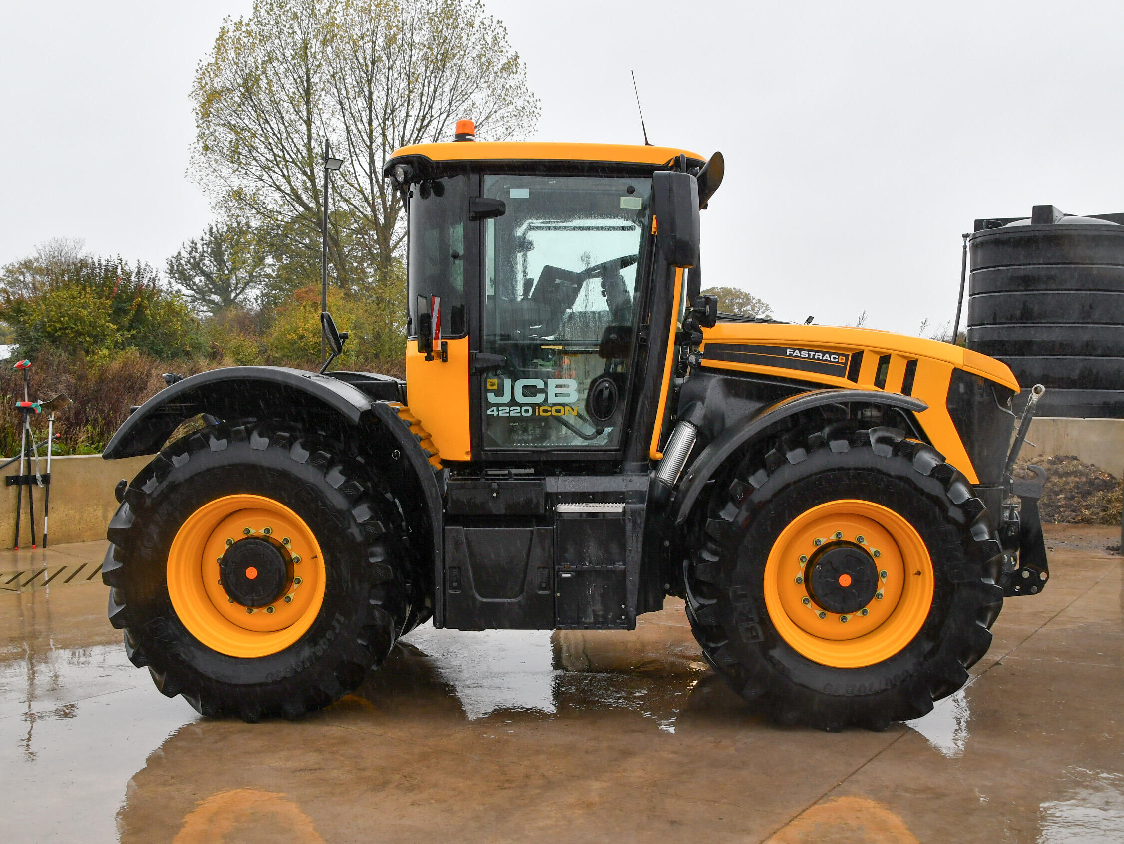JCB 4220 iCON Fastrac Tractor on a concrete pad