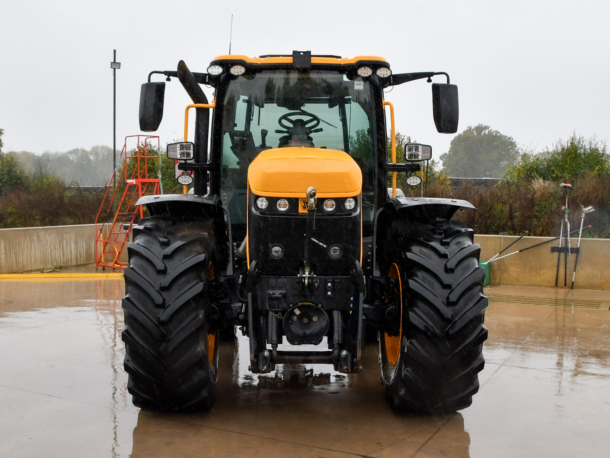 JCB 4220 iCON Fastrac Tractor on a concrete pad